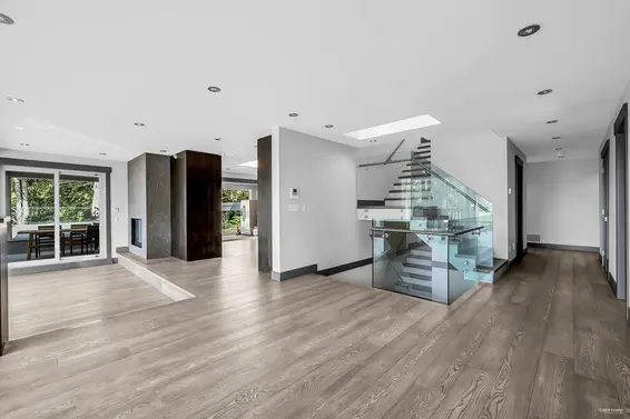 3865 Southridge Avenue, West Vancouver For Sale - image 15