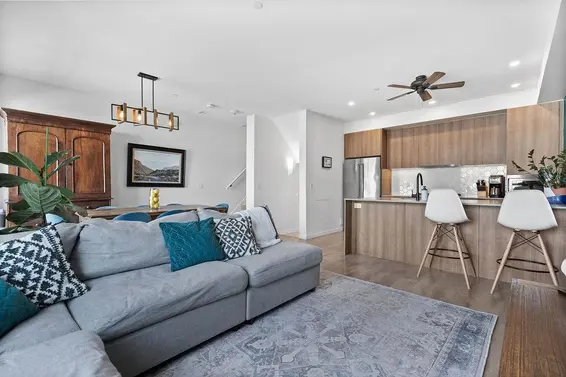 34 533 East 3rd Street, North Vancouver For Sale - image 8