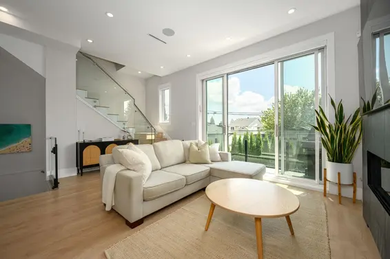 3 215 East 21st Street, North Vancouver For Sale - image 2