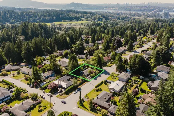 2302 Viewlynn Drive, North Vancouver For Sale - image 2