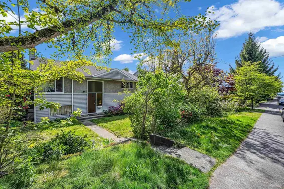 215 West 28th Street, North Vancouver For Sale - image 2