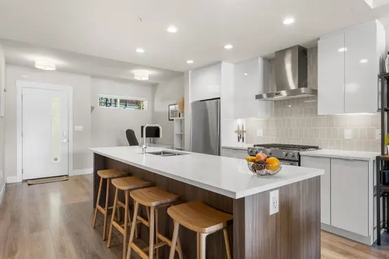 302 1496 Charlotte Road, North Vancouver For Sale - image 7