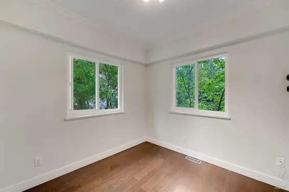 271 Montroyal Boulevard, North Vancouver For Sale - image 32