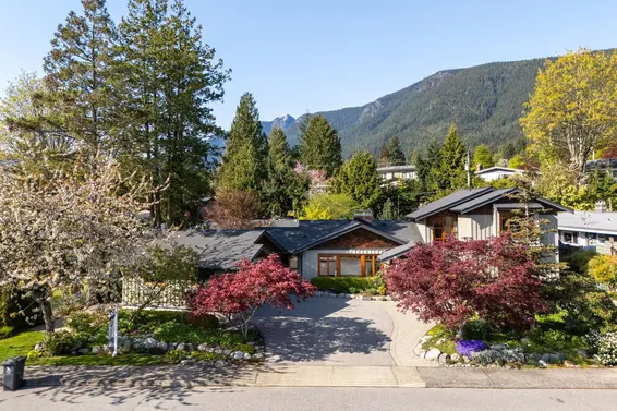 986 Tudor Avenue, North Vancouver For Sale - image 2