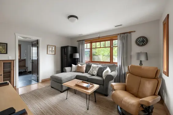 986 Tudor Avenue, North Vancouver For Sale - image 9