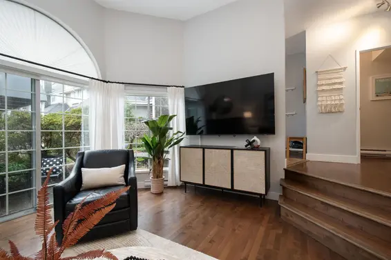 118 216 East 6th Street, North Vancouver For Sale - image 3