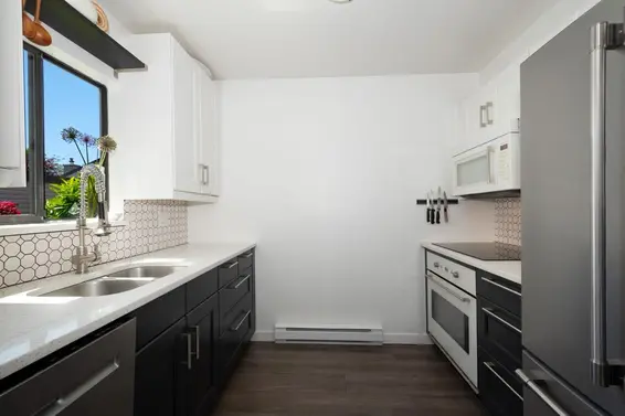 10 230 West 14 Street, North Vancouver For Sale - image 9