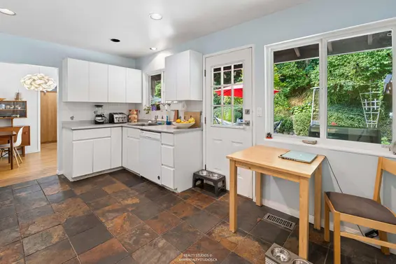 1525 Avonlynn Crescent, North Vancouver For Sale - image 11