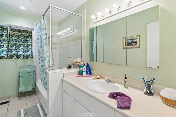 1525 Avonlynn Crescent, North Vancouver For Sale - image 17
