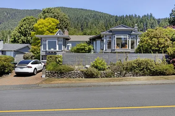 670 Montroyal Boulevard, North Vancouver For Sale - image 2