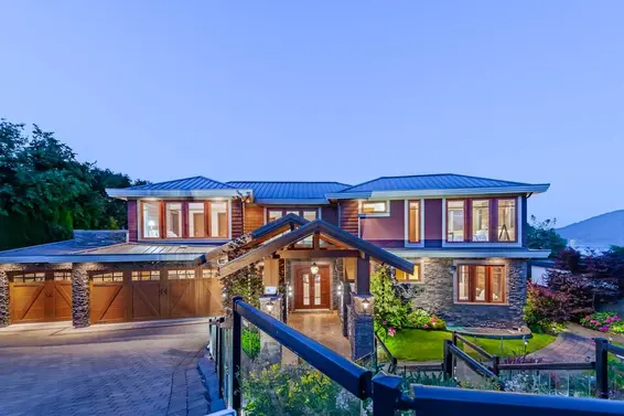 706 Roslyn Boulevard, North Vancouver For Sale - image 2