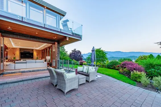 706 Roslyn Boulevard, North Vancouver For Sale - image 7