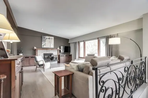 578 East Carisbrooke Road, North Vancouver For Sale - image 2