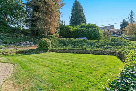 5475 Greenleaf Road, West Vancouver For Sale - image 37