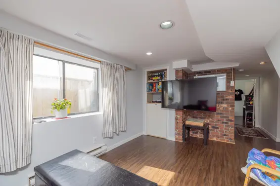 1119 Cloverley Street, North Vancouver For Sale - image 18