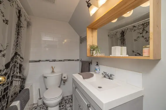 1119 Cloverley Street, North Vancouver For Sale - image 24