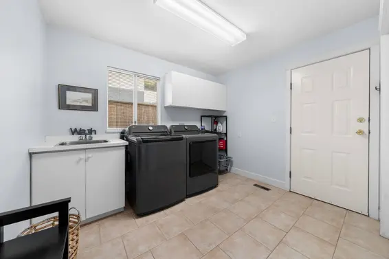 1617 Emerson Court, North Vancouver For Sale - image 33