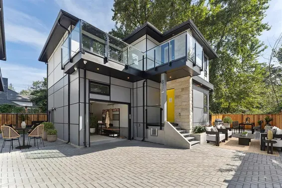 842 St. Denis Avenue, North Vancouver For Sale - image 2