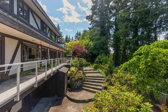 5704 Westport Road, West Vancouver For Sale - image 38