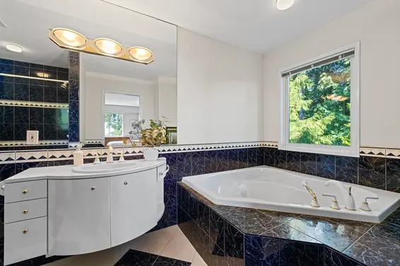 3845 Southridge Avenue, West Vancouver For Sale - image 19