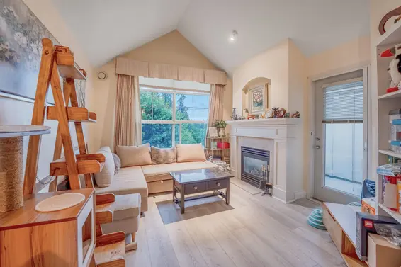 416 960 Lynn Valley Road, North Vancouver
