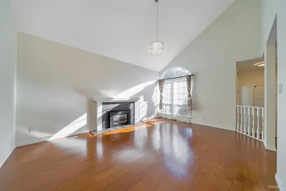 1072 Clements Avenue, North Vancouver For Sale - image 2