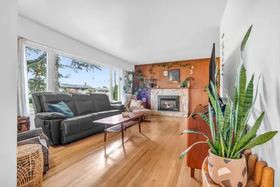 852 East 17th Street, North Vancouver For Sale - image 2