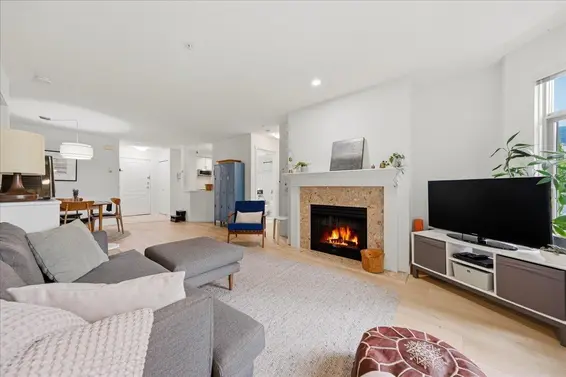 411 2059 Chesterfield Avenue, North Vancouver For Sale - image 4