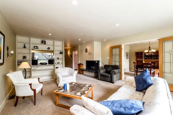 4302 Carolyn Drive, North Vancouver For Sale - image 2