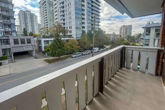 302 1345 Chesterfield Avenue, North Vancouver For Sale - image 9