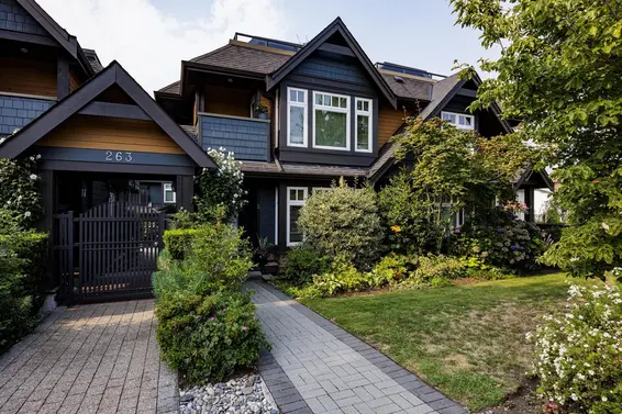 2 263 East 5th Street, North Vancouver