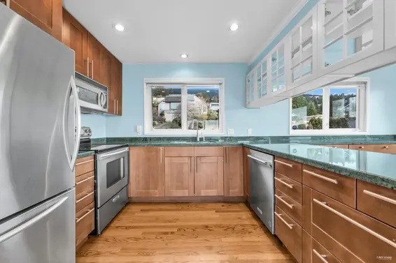 2558 Mathers Avenue, West Vancouver For Sale - image 17