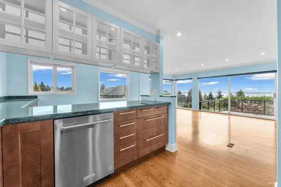 2558 Mathers Avenue, West Vancouver For Sale - image 19