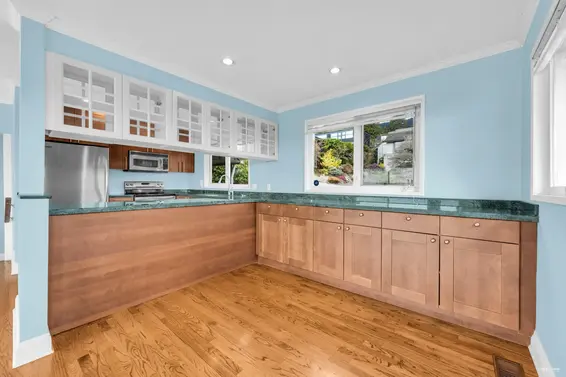 2558 Mathers Avenue, West Vancouver For Sale - image 21