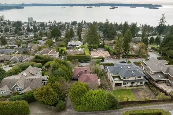 2575 Queens Avenue, West Vancouver For Sale - image 3