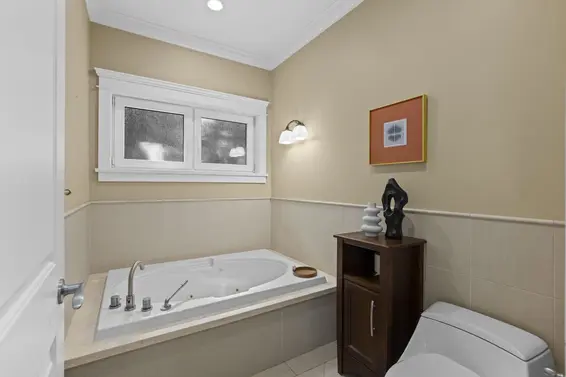 1371 Burnside Road, West Vancouver For Sale - image 23