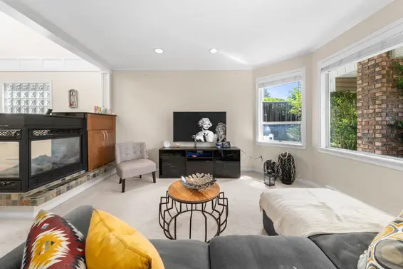 2 460 West 6th Street, North Vancouver For Sale - image 2