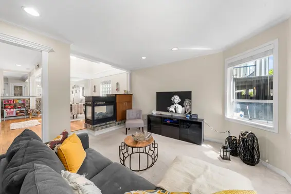 2 460 West 6th Street, North Vancouver For Sale - image 3