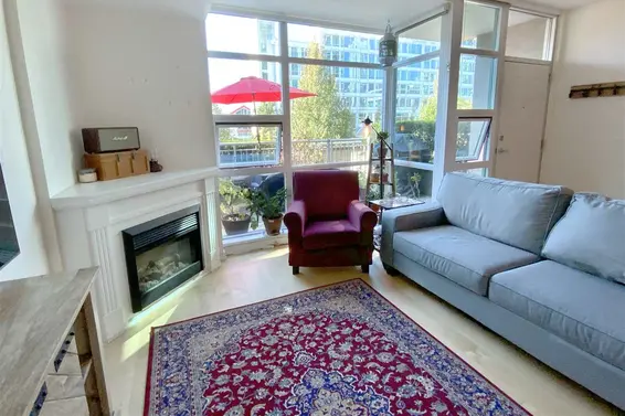 Th15 168 East Esplanade, North Vancouver For Sale - image 1