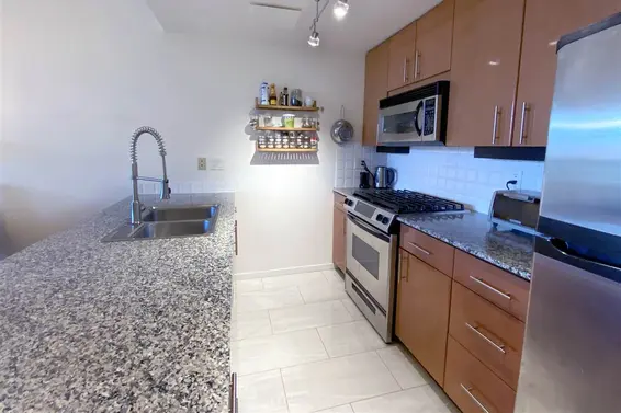 Th15 168 East Esplanade, North Vancouver For Sale - image 7