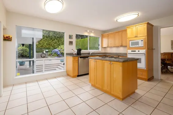 375 Fairway Drive, North Vancouver For Sale - image 10