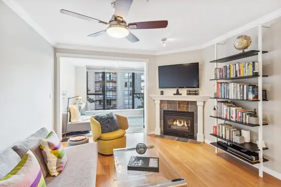 206 175 East 10th Street, North Vancouver