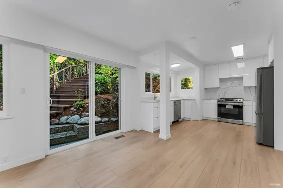 734 Crystal Court, North Vancouver For Sale - image 9