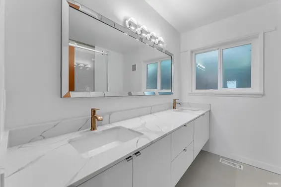 734 Crystal Court, North Vancouver For Sale - image 22