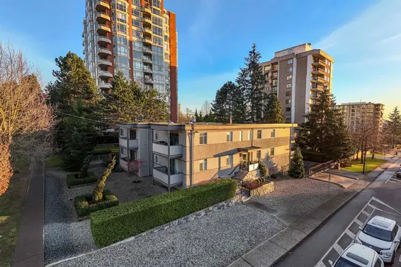 748 Chesterfield Avenue, North Vancouver For Sale - image 2