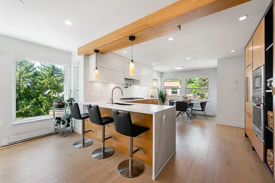 11 2425 Edgemont Boulevard, North Vancouver For Sale - image 2