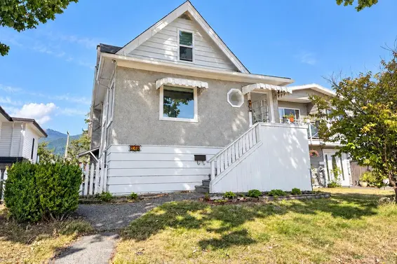 216 East 18th Street, North Vancouver