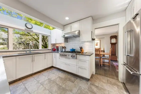 1102 Lodge Road, North Vancouver For Sale - image 8