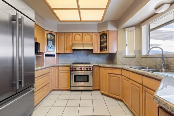 547 Tempe Crescent, North Vancouver For Sale - image 4