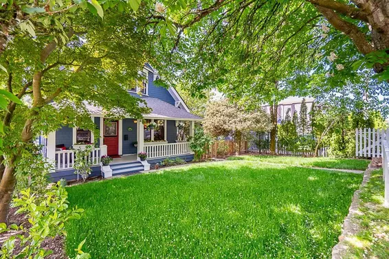 121 East 27 Street, North Vancouver